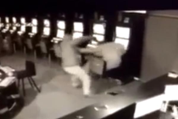 UPALI S FANTOMKAMA I ODNELI 3.000 EVRA: Pogledajte snimak PLJAČKE KAZINA u Rožajima! (VIDEO)