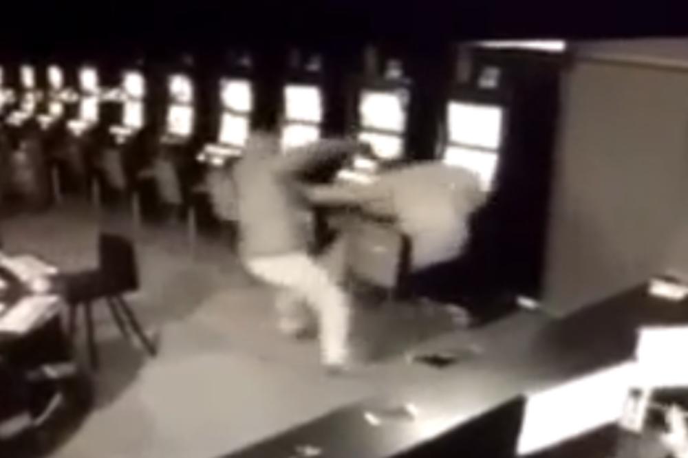 UPALI S FANTOMKAMA I ODNELI 3.000 EVRA: Pogledajte snimak PLJAČKE KAZINA u Rožajima! (VIDEO)