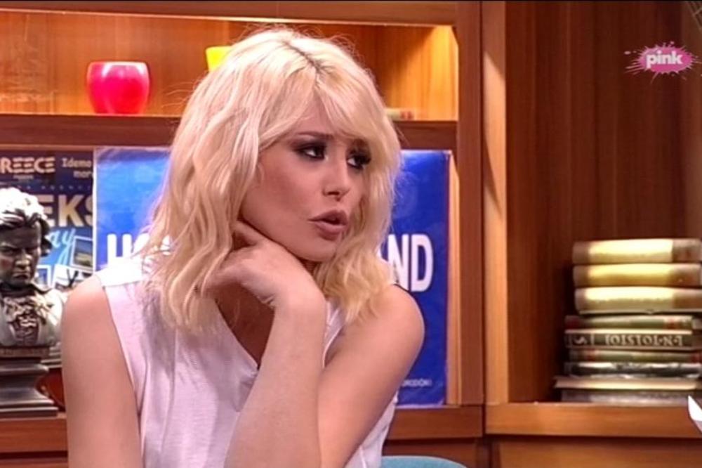 SKANDAL ANE MIHAJLOVSKI NA BENZINSKOJ PUMPI! Sipala pun rezervoar pa ZAPALILA ne plativši RAČUN