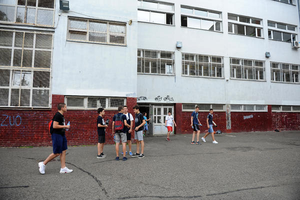 GUTLJAJ OVOG PIĆA 100 DINARA, MIRISANJE 50! Bizaran trend hara u SRPSKIM ŠKOLAMA, stručnjaci jako zabrinuti