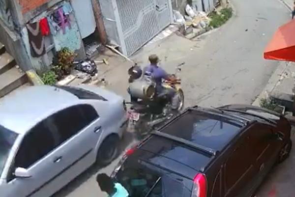 VOZIO U RIKVERC PA ZAKAČIO MOTOCIKLISTU: Vukao ga nekoliko metara dok se nije dogodilo nešto STRAVIČNO! (VIDEO)