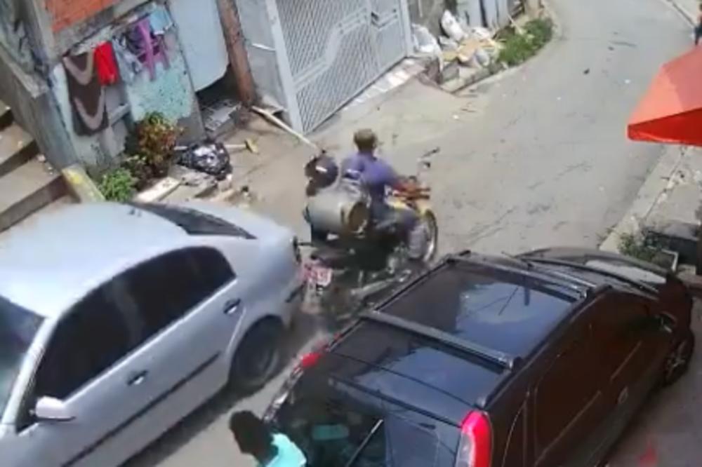 VOZIO U RIKVERC PA ZAKAČIO MOTOCIKLISTU: Vukao ga nekoliko metara dok se nije dogodilo nešto STRAVIČNO! (VIDEO)