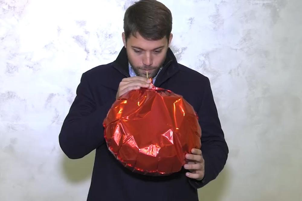 ESPRESO HELIJUM: Stefan Živojinović otpevao MAMINU pesmu pod GASOM, svi smo POPADALI OD SMEHA (VIDEO)