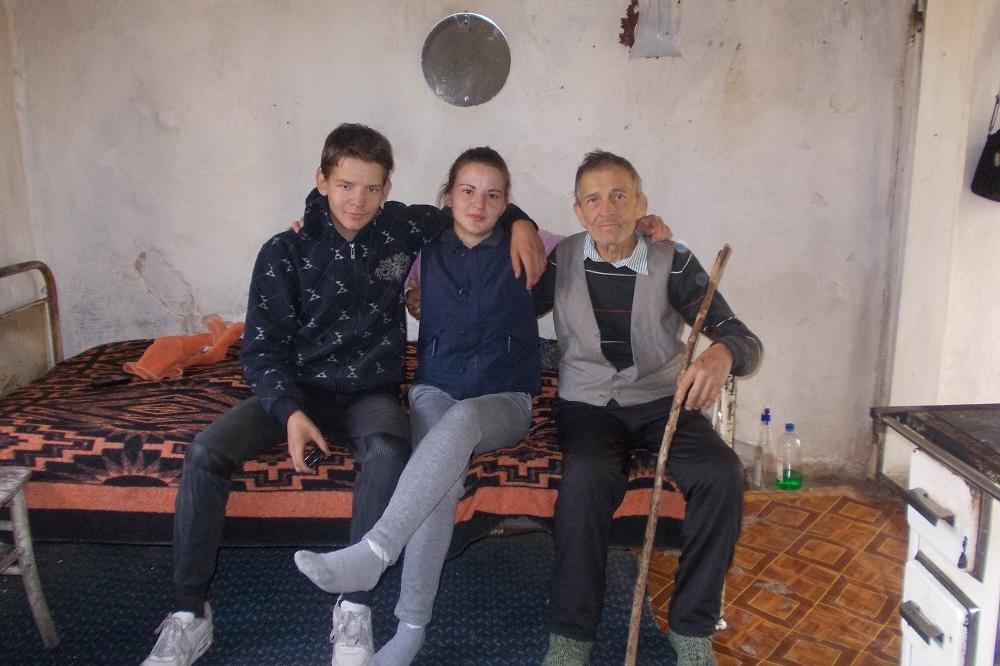 NIKOLIĆI ŽIVE U TROŠNOJ KUĆI SA 12.000 DINARA MESEČNO! Pomozimo im da žive bolje!