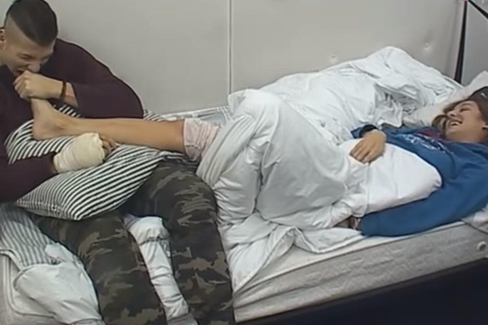 IMA LI KRAJA BIZARNIM ISPADIMA? Nakon što je danas mirisala svoja stopala, LUNA dozvolila SLOBI da poliže njene prste na nogama (VIDEO)