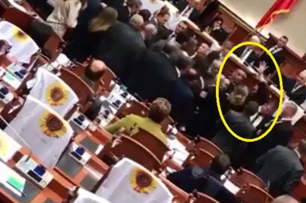 RAMU GAĐALI CIPELOM U GLAVU USRED SEDNICE PARLAMENTA: Albanskog premijera spasio kišobran!