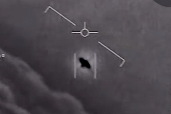 OVAKO NEŠTO NIKAD NISAM VIDEO! Pentagon je priznao da jure NLO, a sada su objavili i snimak POTERE (VIDEO)