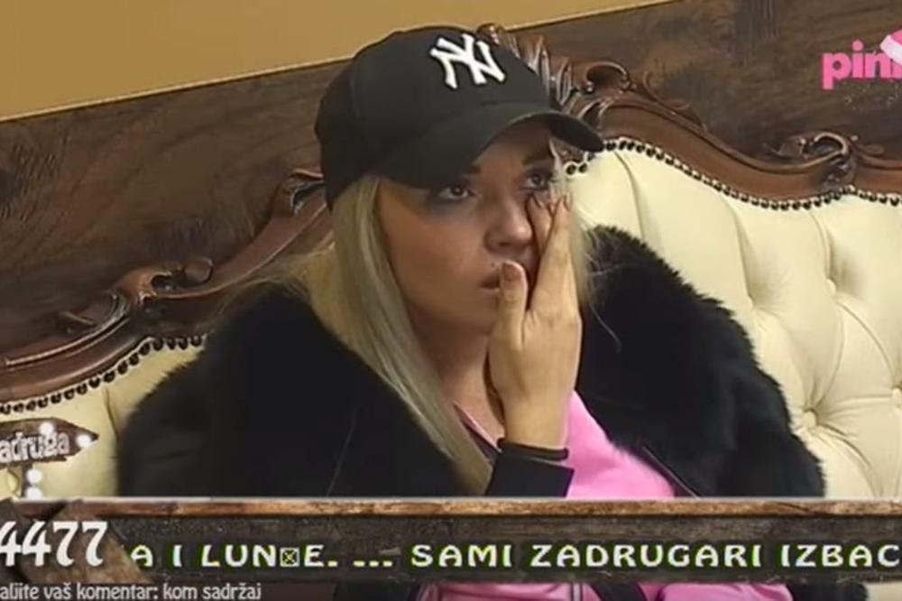 SVI SU IZGLEDA ZABORAVILI NA TEODORINOG DEČKA KOJI JE ČEKA NAPOLJU! Neće joj oprostiti, neka pročita njegove poruke kad izađe!