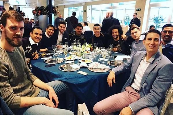 KUZMIĆ BLEJI SAMO SA NAJJAČIM FACAMA: Srpski košarkaš u Ronaldovoj ekipi na kraljevskom ručku! (FOTO)