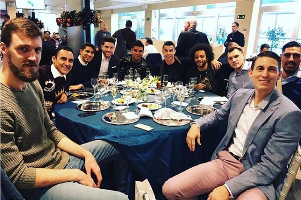 KUZMIĆ BLEJI SAMO SA NAJJAČIM FACAMA: Srpski košarkaš u Ronaldovoj ekipi na kraljevskom ručku! (FOTO)