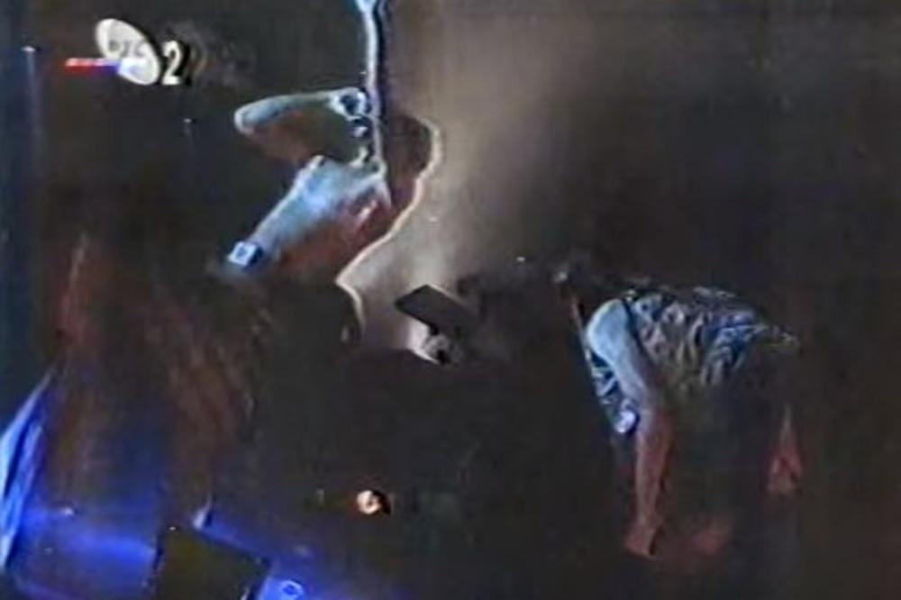 KONCERT KOJI JE PROMENIO SRBIJU: Usred rata i mraka oni su bili SVETLO koje nas je decembra '95 obasjalo na kratko (VIDEO)