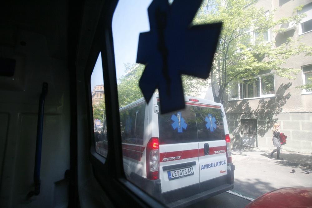 EKSPLOZIJA U AUTOBUSU U ZEMUNU: Žena (66) zadobila povrede glave, razvaljen KROV autobusa!