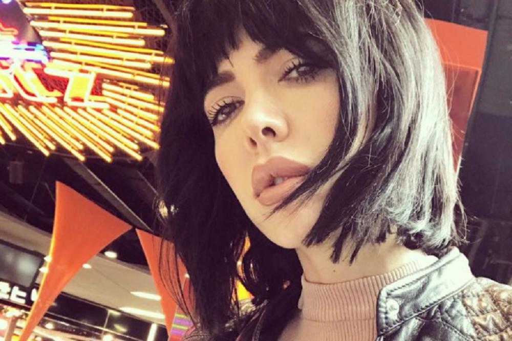 IMA DEBEO RAZLOG ZA TO! Ova žena dozvoljava strancima da je hvataju za intimne delove! (FOTO)