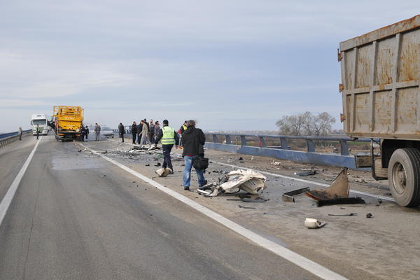 JEZIV PRIZOR NA AUTO-PUTU: Ženi iz Kraljevaca cev sa kamiona smrskala glavu