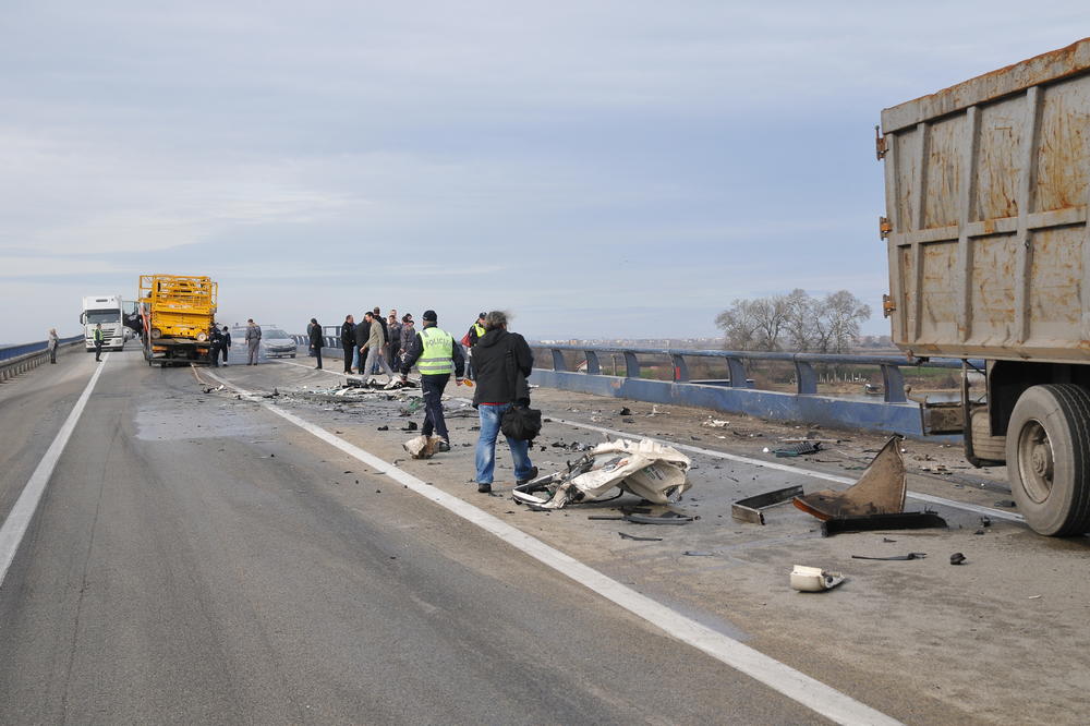 JEZIV PRIZOR NA AUTO-PUTU: Ženi iz Kraljevaca cev sa kamiona smrskala glavu