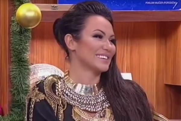 TAMARA ĐURIĆ VOZILA KOLA SKORO GOLA: Izazvala pometnju u saobraćaju, RASKOPČALA KOŠULJU BEZ BRUSA! (VIDEO)