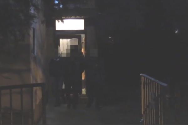 SRPSKA POLICIJA UPALA U KUĆE DIREKTORA, POLITIČARA, CARINIKA... Pogledajte kako su ih hvatali U PAPUČAMA i izvodili ih napolje! (VIDEO)