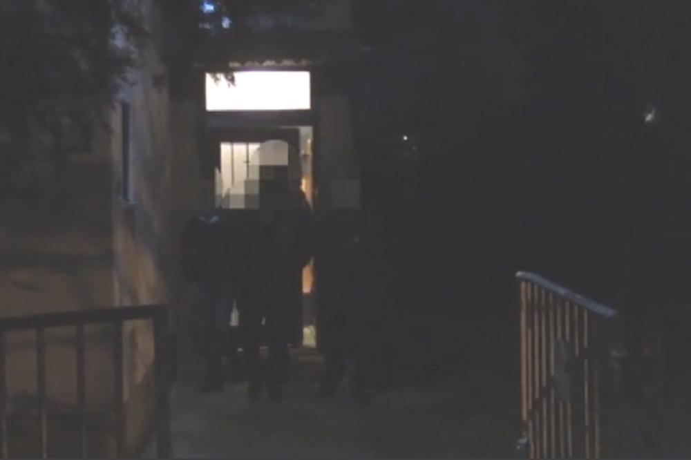 SRPSKA POLICIJA UPALA U KUĆE DIREKTORA, POLITIČARA, CARINIKA... Pogledajte kako su ih hvatali U PAPUČAMA i izvodili ih napolje! (VIDEO)
