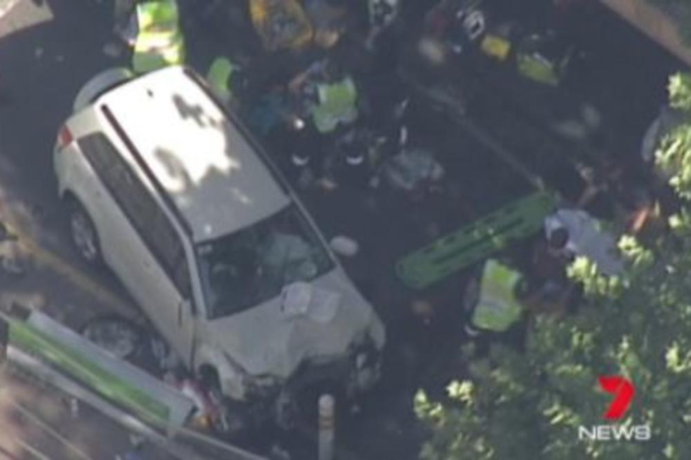 KRV, VRISKA I HAOS U MELBURNU: Zaleteo se autom u masu punu dece, kola Hitne pomoći puna! (FOTO)