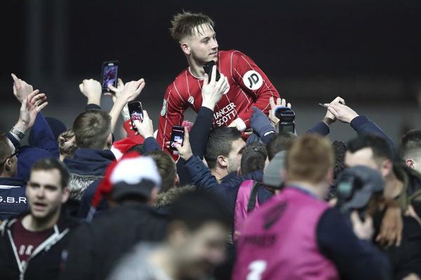 SENZACIJA NA OSTRVU: Večiti drugoligaš izbacio Junajted iz Kupa! Hičkok lično režirao dramu na Stamford bridžu! (VIDEO)