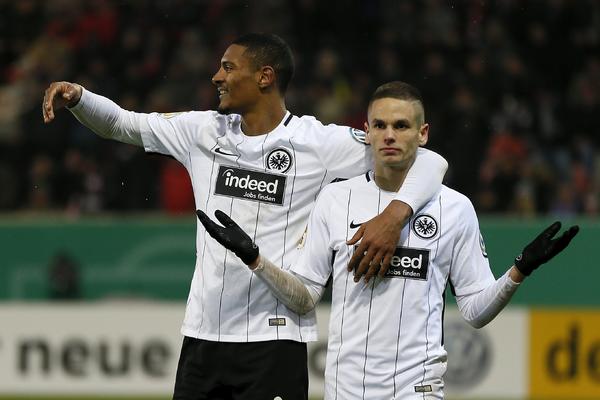 Bajern i dalje dominira nad Dortmundom! Kad je teško Ajntrahtu tu je Mijat Gaćinović da da gol kad je potrebno! (VIDEO)