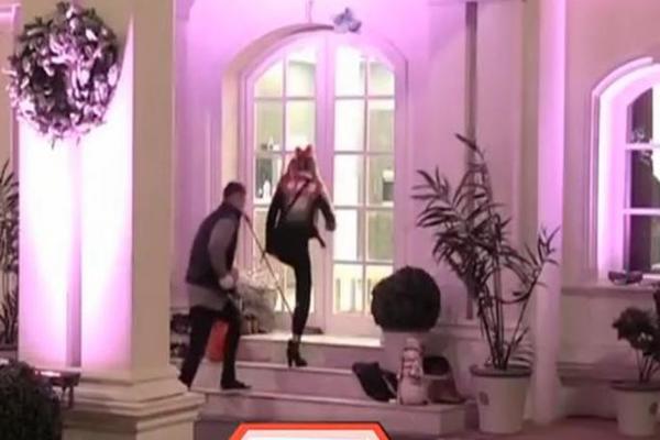 LUNA NIJE STIGLA DO TOALETA! Pi, bljak, SMRDI! (VIDEO)