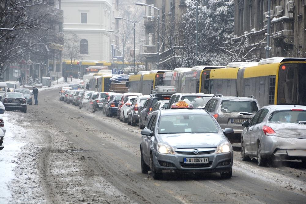 VOZAČI, OPREZ: Niske temperature dovode do velikih problema na putevima