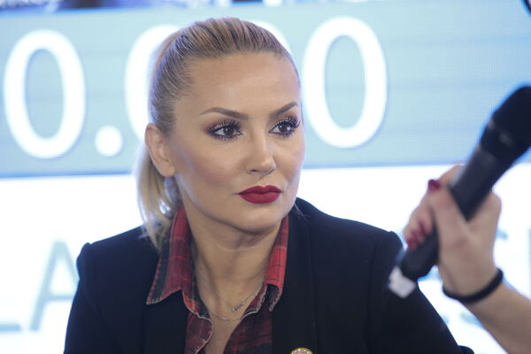 GOCA TRŽAN IMALA SAOBRAĆAJKU ZA DOČEK! Pevačica SLOMLJENA, udarila nevino biće pa okrivila putare!