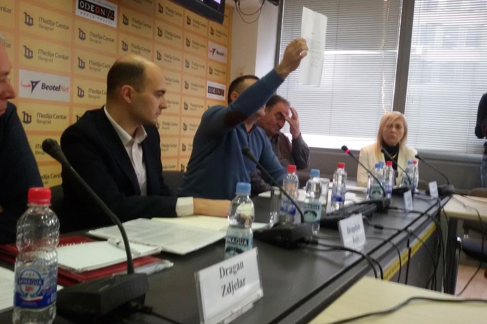 ISTOVARIĆEMO 100 MRTVAČKIH SANDUKA ISPRED GRADSKE UPRAVE! Rat pogrebnika u Beogradu, sukob na konferenciji! (VIDEO)