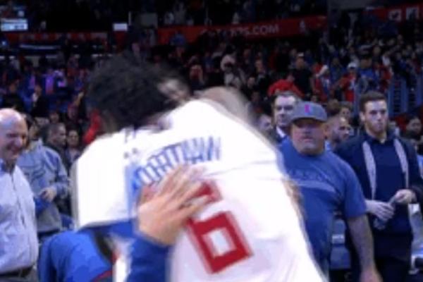 A lepa novinarka u neverici: Deandre Džordan umalo zgromio Teodosića posle meča sa Finiksom! (VIDEO)