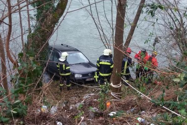 NESREĆA KOD BANJALUKE: Četvoročlana porodica kolima sletela u reku! (FOTO)
