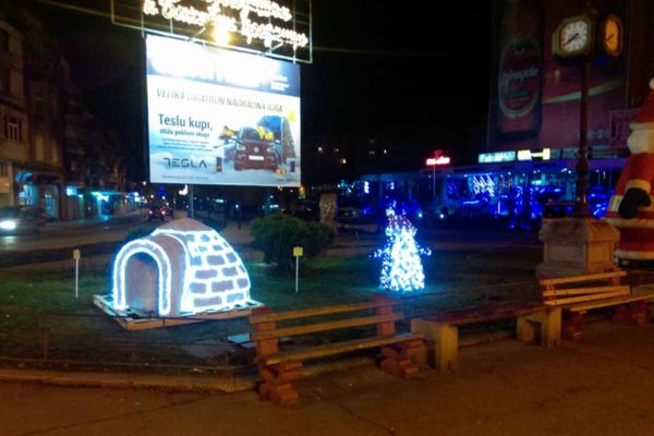 I ZAJEČARCI KONJA ZA TRKU IMAJU! TJ. PINGVINA: Novogodišnji ukras i par creva 30.000 EVRA?! (FOTO)