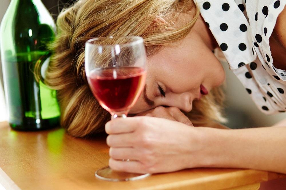 Super si se proveo, al sad treba i da ustaneš! 6 namirnica koje će vas spasti GLAVOBOLJE POSLE NOVOGODIŠNJEG MAMURLUKA (GIF)