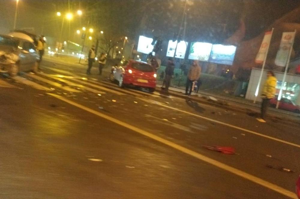 UŽASAN UDES U ZEMUNU, DELOVI AUTOMOBILA NA SVE STRANE! Vozač se zakucao u banderu, prizor ostavlja u šoku!