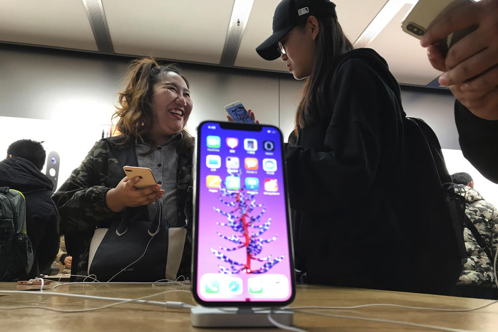 Baterija na Ajfonu vam se prebrzo prazni? To će rešiti nova MASKA OD GRAFENA! (FOTO) (VIDEO)