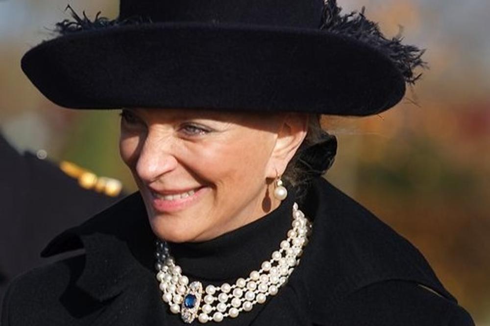 OČI CELOG SVETA BILE SU UPRTE U NJEN BROŠ! Rođaka kraljice Elizabete šokirala jednim RASISTIČKIM potezom! (FOTO)