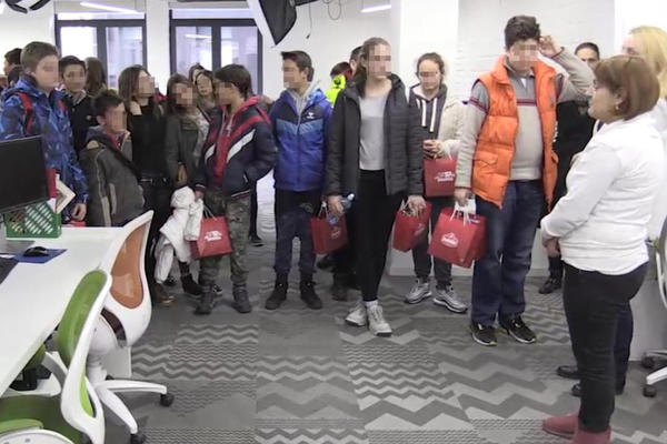 ADRIA MEDIA GROUP UGOSTILA DECU S KOSMETA: Pokloni obradovali školarce iz Osojana!