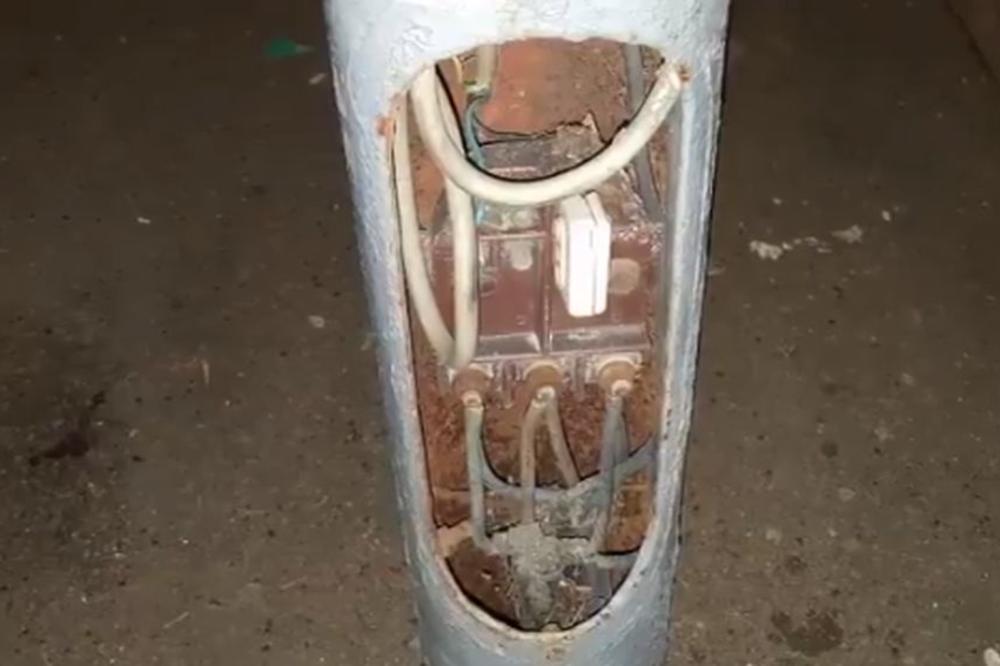 PORED VRTIĆA NA ZVEZDARI VISOKI NAPON BEZ IKAKVE ZAŠTITE! Ko je za ovo odgovoran I MOŽE LI NEKO DA STRADA? (VIDEO)