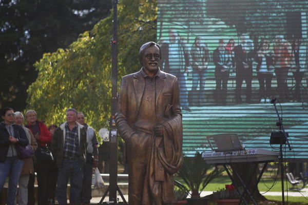 PONOVO OSKRNAVLJEN SPOMENIK GAGI NIKOLIĆU! Da li vam je išta sveto? (FOTO)