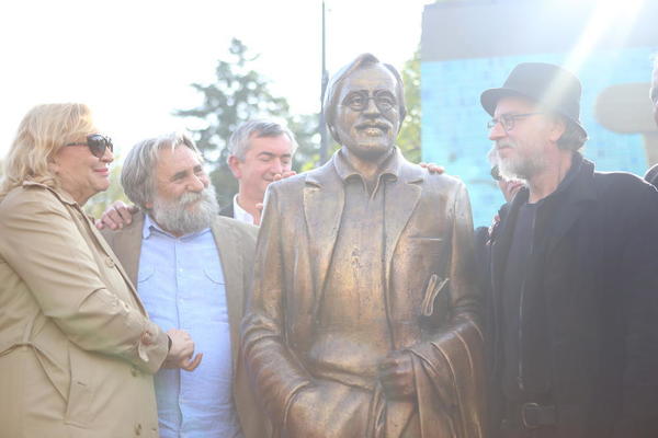 Statua Dragana Nikolića u Vrnjačkoj Banji ipak nije oskrnavljena, EVO GDE SU GAGINE NAOČARE! (FOTO)