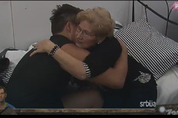 NEMOJ DA JE TRPIŠ I ĆUTIŠ VIŠE, MOLIM TE, KAKVE GAĆE I PARE! Slobina mama oplela po snaji, ne može da obuzda suze i bes! (VIDEO)