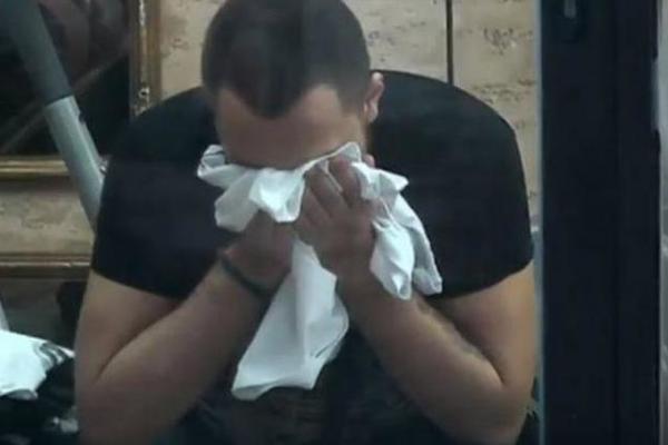 NAŠEG POPULARNOG PEVAČA OSTAVILA DEVOJKA! On odmah uradio JEDNU STVAR koja će razbesneti sve devojke! (VIDEO)