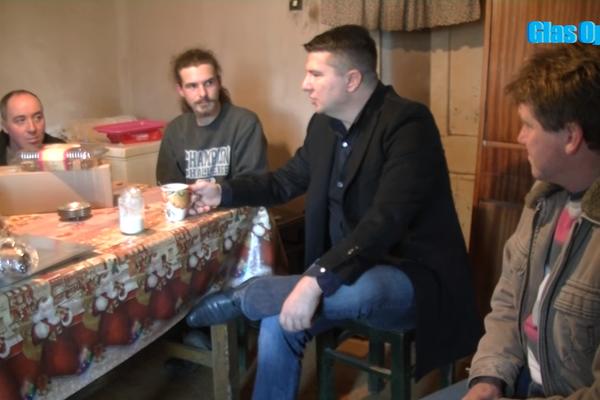 PREDSEDNIK OPŠTINE OPOVO LIČNO DELIO PRASIĆE ZA BOŽIĆ: Jeste li čuli za nešto slično? (VIDEO)