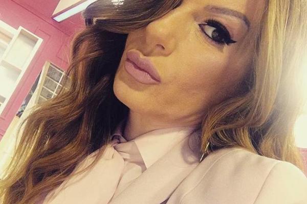 NEDAVNO SE IZGRADIO BEOGRAD NA VODI A VIKI JE POKUPOVALA STANOVE: Pevačica pokazala LUKSUZ kojim rapolaže! (FOTO)