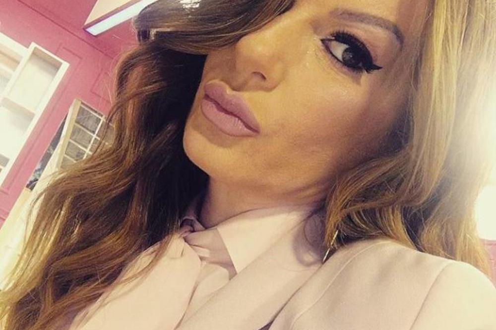 NEDAVNO SE IZGRADIO BEOGRAD NA VODI A VIKI JE POKUPOVALA STANOVE: Pevačica pokazala LUKSUZ kojim rapolaže! (FOTO)