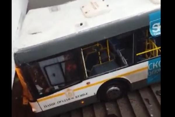 AUTOBUS ULETEO U PODZEMNI PROLAZ: Četvoro ljudi poginulo u stravičnoj nesreći u Moskvi! (VIDEO)