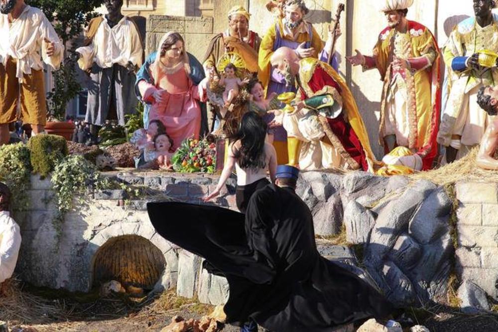 GOLOGUZE POKUŠALE DA KIDNAPUJU BEBU ISUSA: Aktivistkinje FEMEN-a izazvale skandal u Vatikanu!