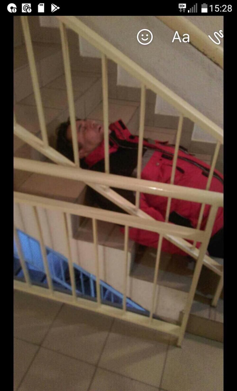 Sejo obeznanjen spava na stepenicama 