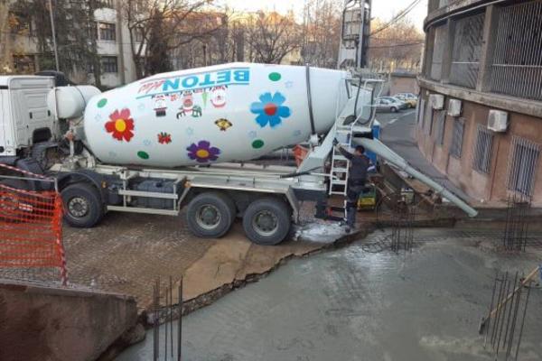 CVETOVI NA KAMIONU NAJAVLJUJU PROLEĆE: Evo zbog čega se prosipa cement kod stadiona Partizana! (FOTO)