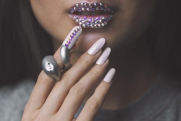 SAMO GURNETE PRST U UVO I RAZGOVOR MOŽE DA POČNE! Stigao je pametni nokat za telefoniranje! (FOTO)